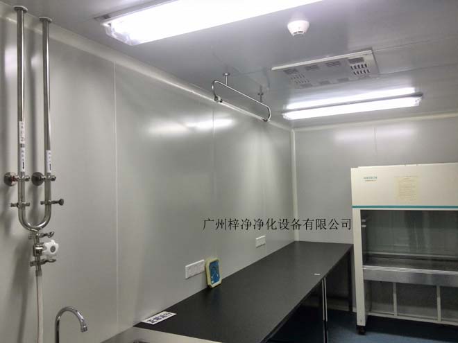 建造和使用潔凈室能有效減少室內誘入、產生及滯留粒子。