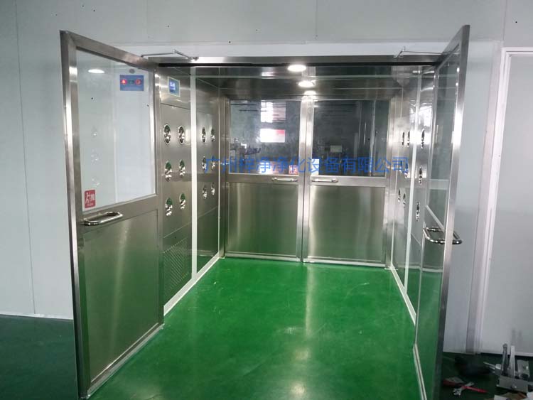 雙開門貨淋室前門打開,后門緊鎖 防止潔凈室與非潔凈室空氣對流。