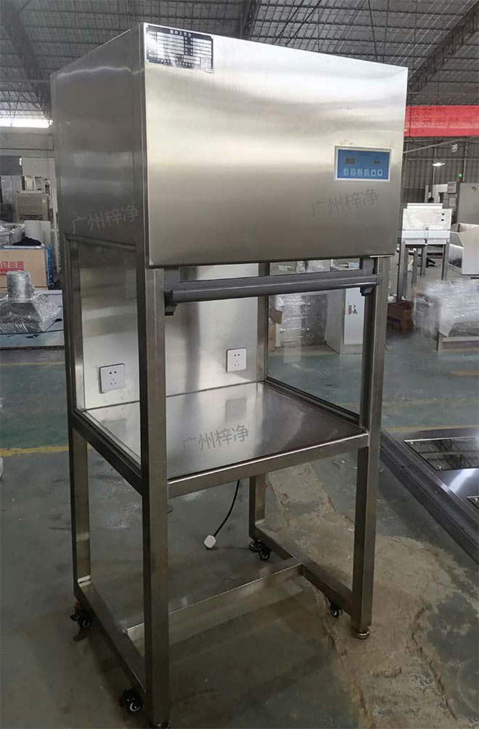 升降門超凈工作臺是采用單向空氣流，室內空氣經預初效過濾器進入靜壓箱，再經過高效空氣過濾器，最后在操作區內形成高度潔凈的單向空氣流，是提供操作區高潔凈度工作環境的理想設備。