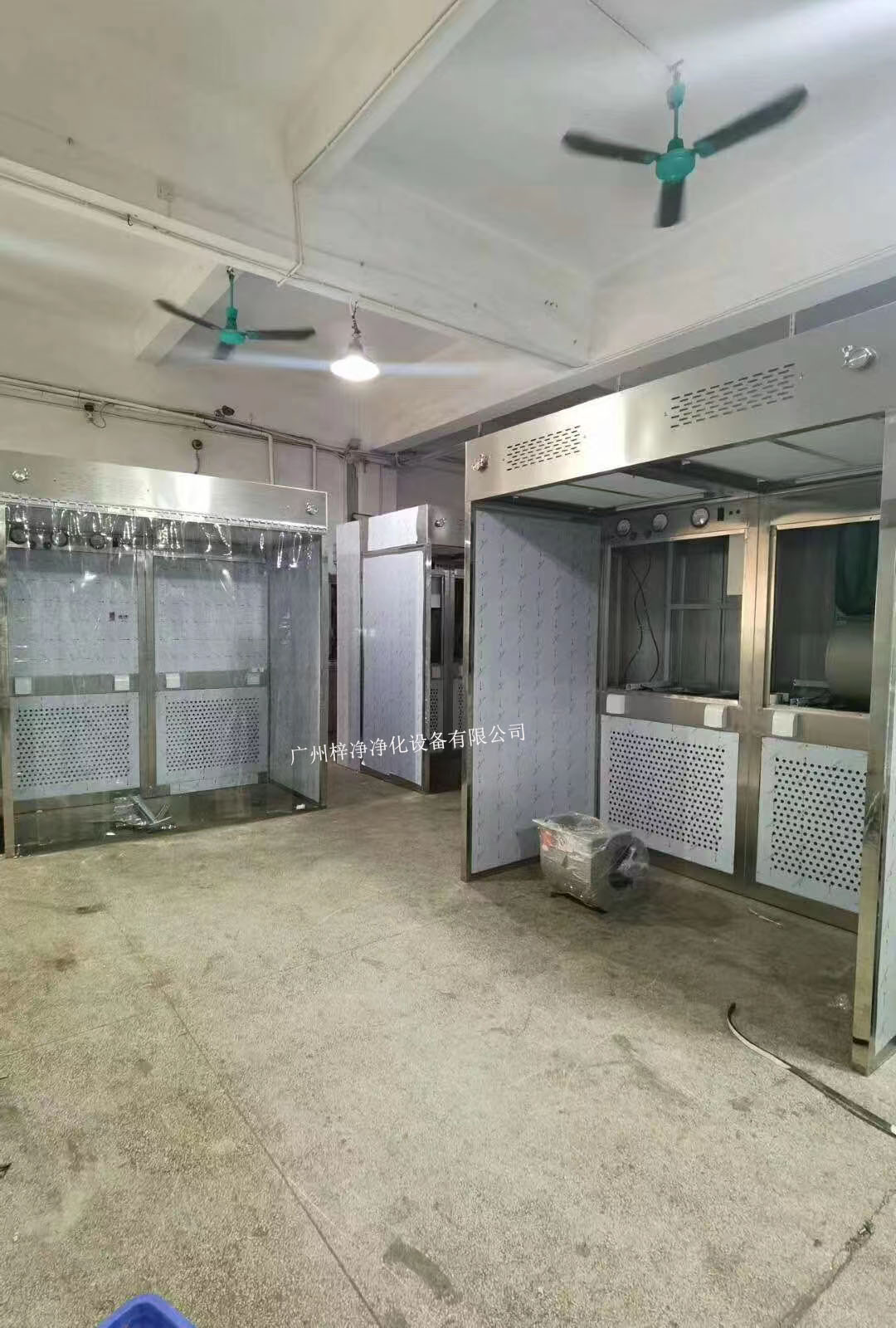 負壓稱量室設(shè)備由工作區(qū)、回風(fēng)箱體、風(fēng)機箱體、出風(fēng)箱體及外箱體幾大部分拼裝而成。
