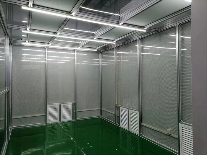 選擇百級無塵潔凈棚還是千級無塵潔凈棚，應根據具體的生產需求、產品要求和預算來決定。